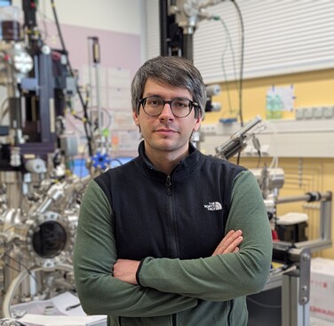 Jakub Schusser v laboratoři SARPES na NTC ZČU.